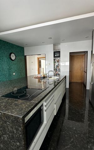 Casa de condomínio à venda com 936m², 4 quartos e 8 vagas Casa de condomínio à venda com 936m², 4 quartos e 8 vagasCozinha