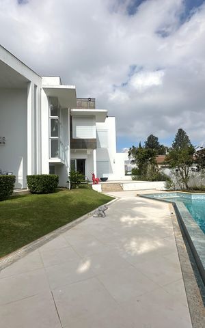 Casa de condomínio à venda com 936m², 4 quartos e 8 vagas Casa de condomínio à venda com 936m², 4 quartos e 8 vagasPiscina