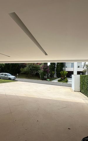 Casa de condomínio à venda com 936m², 4 quartos e 8 vagas Casa de condomínio à venda com 936m², 4 quartos e 8 vagasGaragem