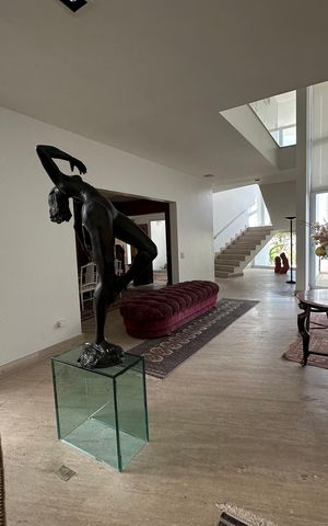 Casa de condomínio à venda com 936m², 4 quartos e 8 vagas Casa de condomínio à venda com 936m², 4 quartos e 8 vagasSala