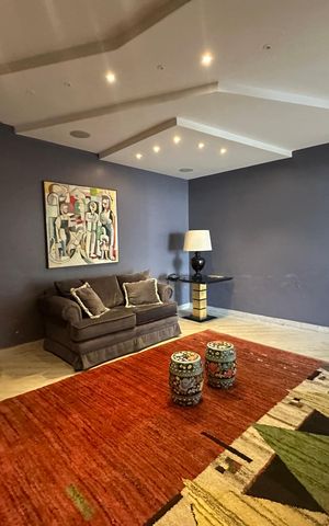 Casa de condomínio à venda com 936m², 4 quartos e 8 vagas Casa de condomínio à venda com 936m², 4 quartos e 8 vagasSala de TV