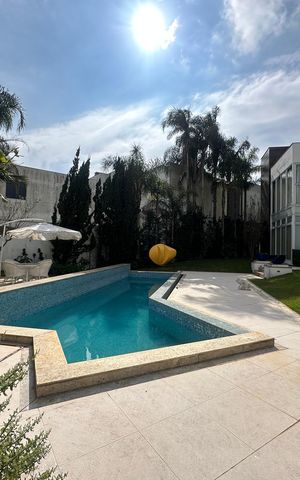 Casa de condomínio à venda com 936m², 4 quartos e 8 vagas Casa de condomínio à venda com 936m², 4 quartos e 8 vagasPiscina