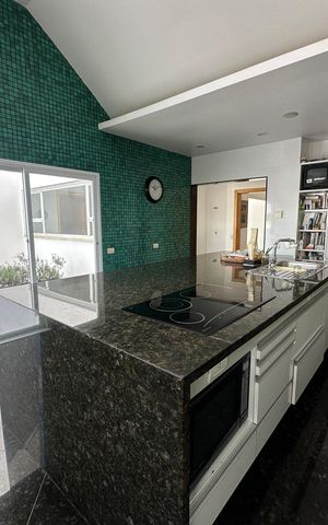 Casa de condomínio à venda com 936m², 4 quartos e 8 vagas Casa de condomínio à venda com 936m², 4 quartos e 8 vagasCozinha