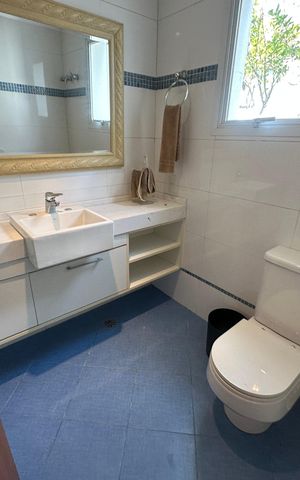 Casa de condomínio à venda com 936m², 4 quartos e 8 vagas Casa de condomínio à venda com 936m², 4 quartos e 8 vagasÁrea comum