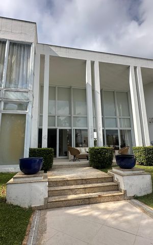 Casa de condomínio à venda com 936m², 4 quartos e 8 vagas Casa de condomínio à venda com 936m², 4 quartos e 8 vagasÁrea externa
