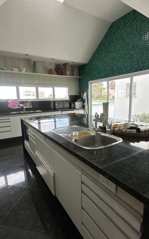 Casa de condomínio à venda com 936m², 4 quartos e 8 vagas Casa de condomínio à venda com 936m², 4 quartos e 8 vagasCozinha