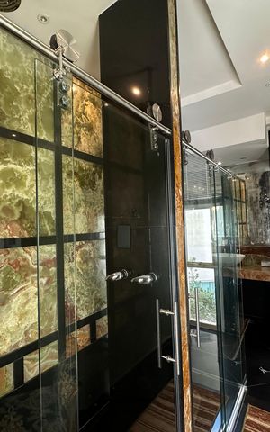 Casa de condomínio à venda com 936m², 4 quartos e 8 vagas Casa de condomínio à venda com 936m², 4 quartos e 8 vagasBanheiro da Suíte 1