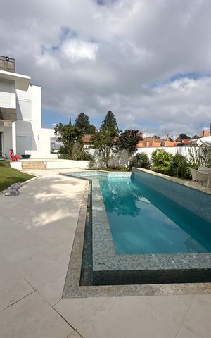 Casa de condomínio à venda com 936m², 4 quartos e 8 vagas Casa de condomínio à venda com 936m², 4 quartos e 8 vagasPiscina