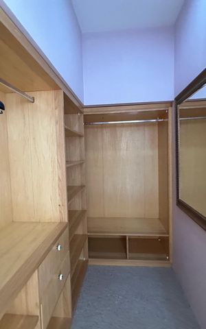 Casa de condomínio à venda com 936m², 4 quartos e 8 vagas Casa de condomínio à venda com 936m², 4 quartos e 8 vagasCloset da suíte 2
