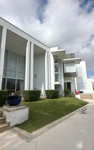 Casa de condomínio à venda com 936m², 4 quartos e 8 vagas Casa de condomínio à venda com 936m², 4 quartos e 8 vagasPiscina