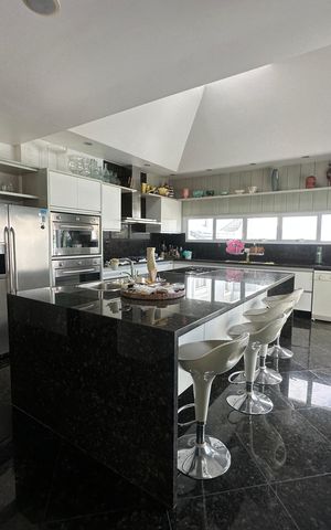 Casa de condomínio à venda com 936m², 4 quartos e 8 vagas Casa de condomínio à venda com 936m², 4 quartos e 8 vagasCozinha