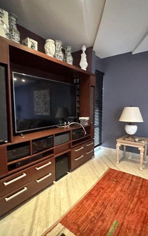 Casa de condomínio à venda com 936m², 4 quartos e 8 vagas Casa de condomínio à venda com 936m², 4 quartos e 8 vagasSala de TV
