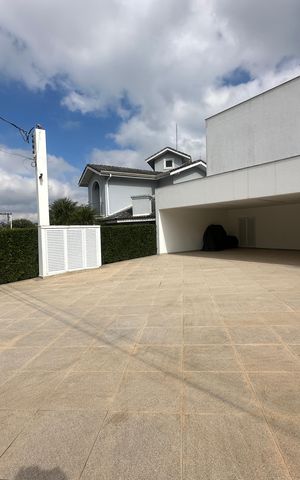 Casa de condomínio à venda com 936m², 4 quartos e 8 vagas Casa de condomínio à venda com 936m², 4 quartos e 8 vagasGaragem