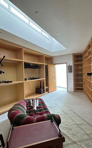 Casa de condomínio à venda com 936m², 4 quartos e 8 vagas Casa de condomínio à venda com 936m², 4 quartos e 8 vagasCloset da suíte 1