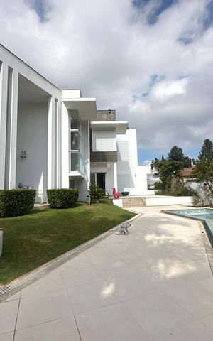 Casa de condomínio à venda com 936m², 4 quartos e 8 vagas Casa de condomínio à venda com 936m², 4 quartos e 8 vagasPiscina