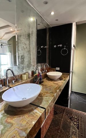 Casa de condomínio à venda com 936m², 4 quartos e 8 vagas Casa de condomínio à venda com 936m², 4 quartos e 8 vagasBanheiro da Suíte 1