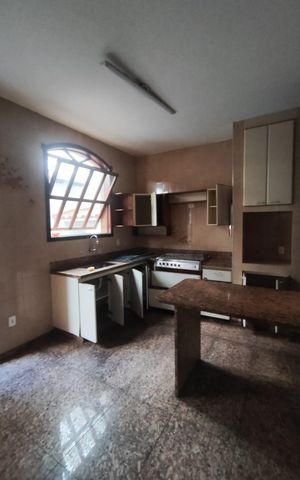 Casa à venda com 460m², 6 quartos e 4 vagas Casa à venda com 460m², 6 quartos e 4 vagasCozinha
