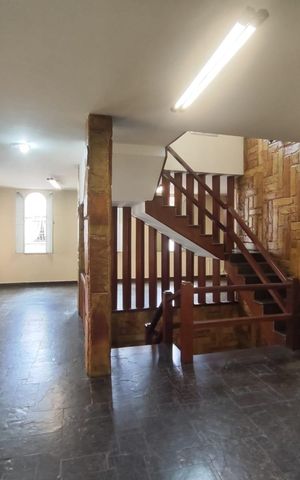 Casa à venda com 460m², 6 quartos e 4 vagas Casa à venda com 460m², 6 quartos e 4 vagasSala