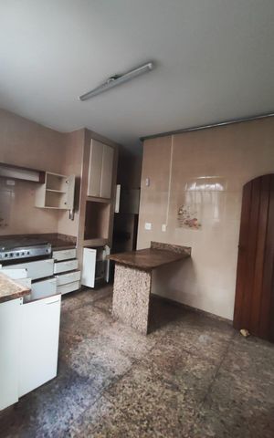 Casa à venda com 460m², 6 quartos e 4 vagas Casa à venda com 460m², 6 quartos e 4 vagasCozinha