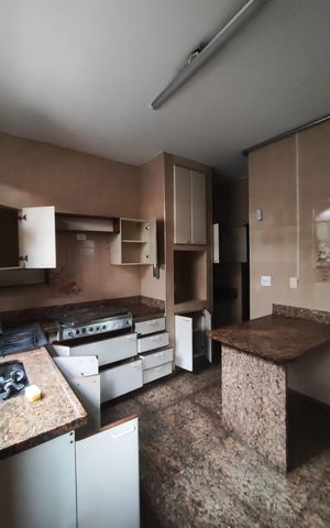 Casa à venda com 460m², 6 quartos e 4 vagas Casa à venda com 460m², 6 quartos e 4 vagasCozinha