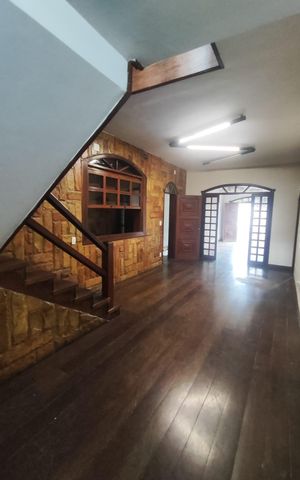 Casa à venda com 460m², 6 quartos e 4 vagas Casa à venda com 460m², 6 quartos e 4 vagasSala