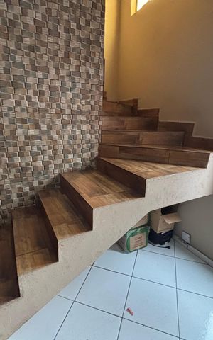 Casa à venda com 170m², 3 quartos e 2 vagas Casa à venda com 170m², 3 quartos e 2 vagasEscada