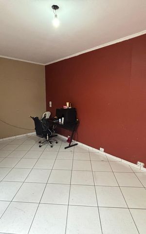Casa à venda com 170m², 3 quartos e 2 vagas Casa à venda com 170m², 3 quartos e 2 vagasSala