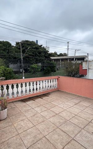 Casa à venda com 170m², 3 quartos e 2 vagas Casa à venda com 170m², 3 quartos e 2 vagasVaranda