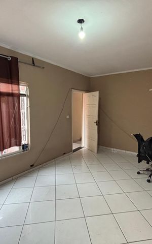 Casa à venda com 170m², 3 quartos e 2 vagas Casa à venda com 170m², 3 quartos e 2 vagasSala
