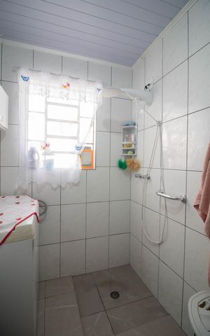 Casa à venda com 220m², 4 quartos e 3 vagas Casa à venda com 220m², 4 quartos e 3 vagasBANHEIRO