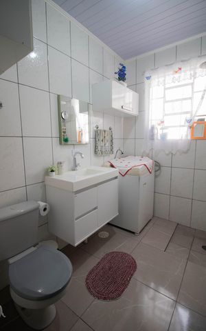 Casa à venda com 220m², 4 quartos e 3 vagas Casa à venda com 220m², 4 quartos e 3 vagasBANHEIRO