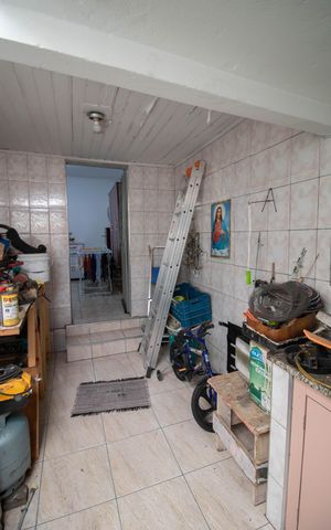 Casa à venda com 220m², 4 quartos e 3 vagas Casa à venda com 220m², 4 quartos e 3 vagasQUINTAL E ÁREA DE SERVIÇO