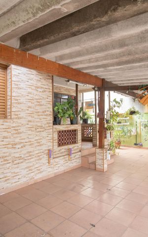 Casa à venda com 220m², 4 quartos e 3 vagas Casa à venda com 220m², 4 quartos e 3 vagasGARAGEM