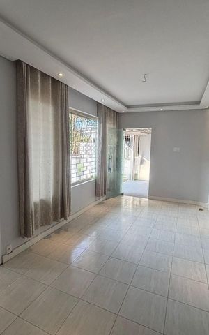 Casa à venda com 250m², 3 quartos e 5 vagas Casa à venda com 250m², 3 quartos e 5 vagasSala