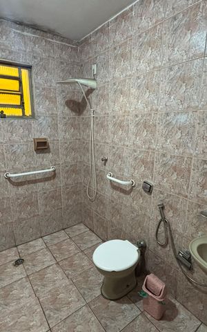 Casa à venda com 250m², 4 quartos e 2 vagas Casa à venda com 250m², 4 quartos e 2 vagasBanheiro