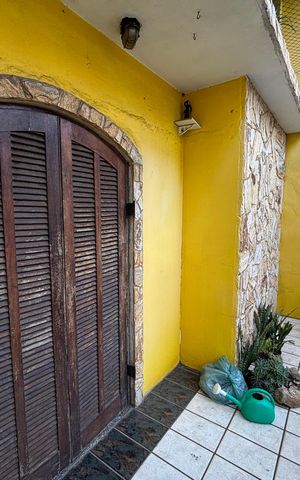 Casa à venda com 250m², 4 quartos e 2 vagas Casa à venda com 250m², 4 quartos e 2 vagasVaranda