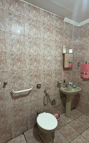 Casa à venda com 250m², 4 quartos e 2 vagas Casa à venda com 250m², 4 quartos e 2 vagasBanheiro