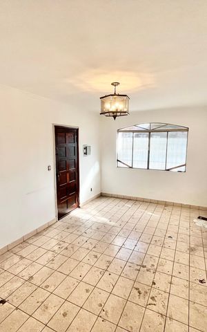 Casa à venda com 125m², 5 quartos e 2 vagas Casa à venda com 125m², 5 quartos e 2 vagasSala