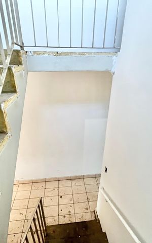 Casa à venda com 125m², 5 quartos e 2 vagas Casa à venda com 125m², 5 quartos e 2 vagasEscada