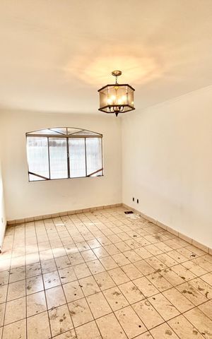Casa à venda com 125m², 5 quartos e 2 vagas Casa à venda com 125m², 5 quartos e 2 vagasSala