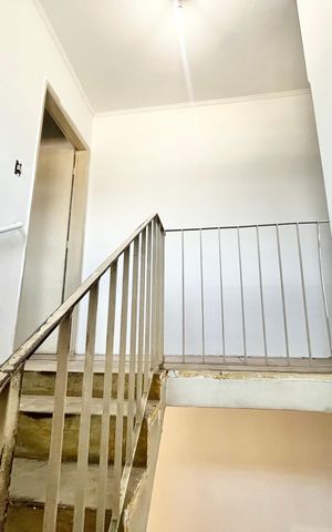 Casa à venda com 125m², 5 quartos e 2 vagas Casa à venda com 125m², 5 quartos e 2 vagasEscada