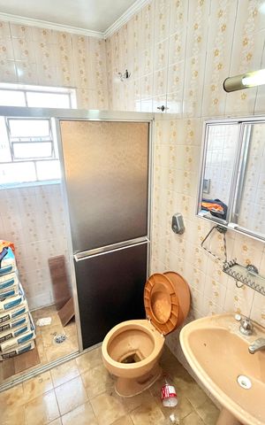 Casa à venda com 125m², 5 quartos e 2 vagas Casa à venda com 125m², 5 quartos e 2 vagasBanheiro da Suíte