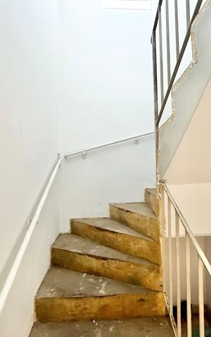 Casa à venda com 125m², 5 quartos e 2 vagas Casa à venda com 125m², 5 quartos e 2 vagasEscada