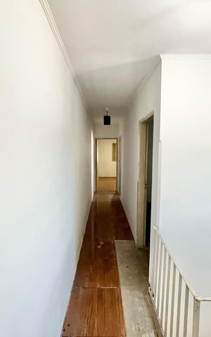 Casa à venda com 125m², 5 quartos e 2 vagas Casa à venda com 125m², 5 quartos e 2 vagasCorredor