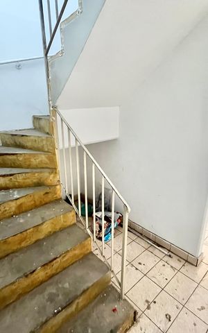 Casa à venda com 125m², 5 quartos e 2 vagas Casa à venda com 125m², 5 quartos e 2 vagasEscada