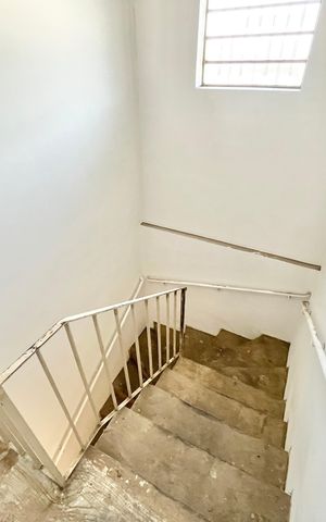 Casa à venda com 125m², 5 quartos e 2 vagas Casa à venda com 125m², 5 quartos e 2 vagasEscada