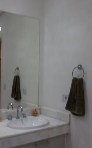 Casa de condomínio para alugar com 330m², 4 quartos e 5 vagas Casa de condomínio para alugar com 330m², 4 quartos e 5 vagasBanheiro da Suíte 4