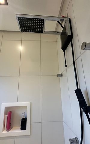 Casa de condomínio para alugar com 330m², 4 quartos e 5 vagas Casa de condomínio para alugar com 330m², 4 quartos e 5 vagasBanheiro da Suíte 2