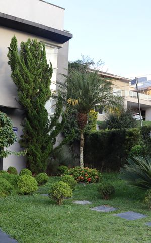Casa de condomínio para alugar com 330m², 4 quartos e 5 vagas Casa de condomínio para alugar com 330m², 4 quartos e 5 vagasFachada