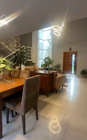 Casa de condomínio para alugar com 330m², 4 quartos e 5 vagas Casa de condomínio para alugar com 330m², 4 quartos e 5 vagasSala de Jantar